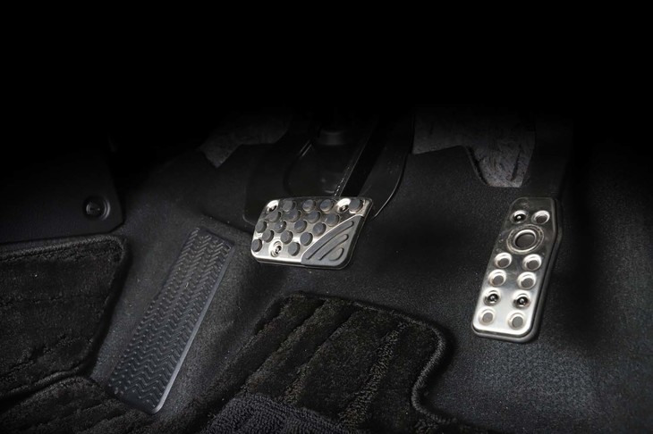 アクセルペダルとブレーキペダルはステンレス製のスポーツタイプを採用。表面にはゴムの滑り止めがついている。