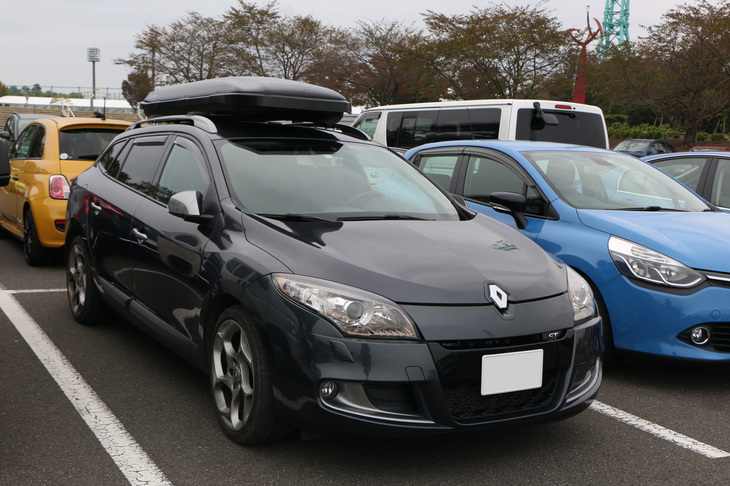 「ルノー・メガーヌGTエステート」。60台限定で導入された左ハンドルモデル。のちにカタログモデル「GT220エステート」が導入されたが、そちらは右ハンドル仕様で電動パーキングブレーキ仕様となるなどの違いがあった。