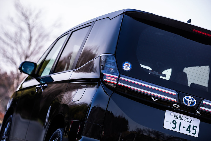 左右の端がはね上がったリアコンビランプが採用される姉妹車「ノア」に対して、「ヴォクシー」は水平基調のデザインで差異化を図っている。