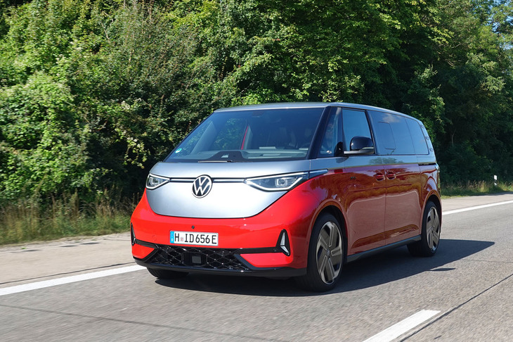 「タイプII」の現代的解釈である「フォルクスワーゲンID.Buzz」。これは全長が5m近いロングホイールベースモデル。