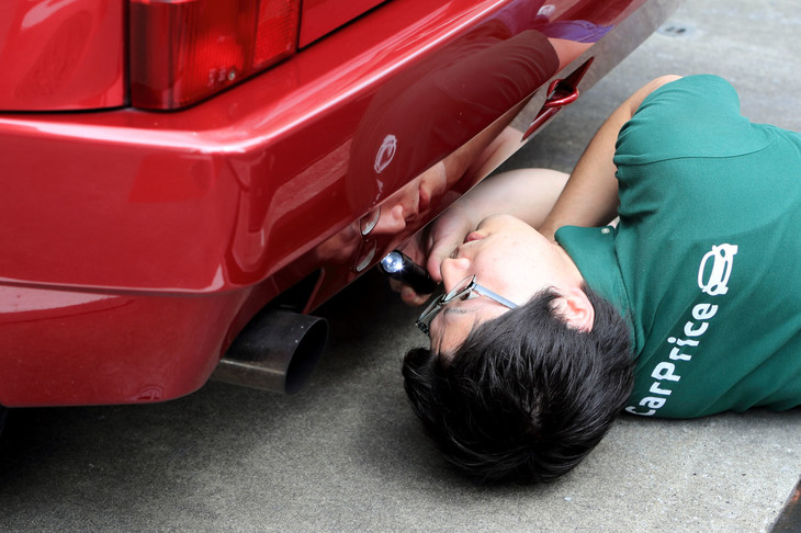 査定では車体のリフトアップは行わない。下まわりのチェックは、車両を地面に置いた状態で入念に行う。