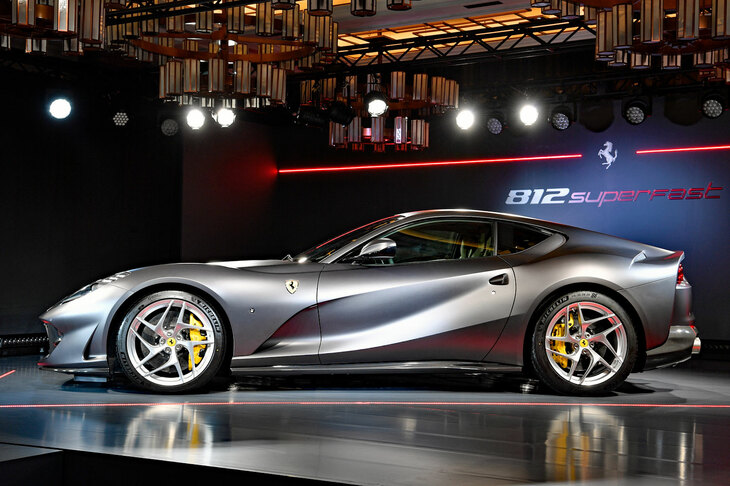 一世代前のFR 12気筒モデルにあたる「812スーパーファスト」（2017年）のキャラクターラインはご覧のとおり。ボディーサイドは車体底部から後ろへと跳ね上がる曲線（曲面）の造形が目を引く意匠で、クルマの“軸感”はあまり意識されていない。