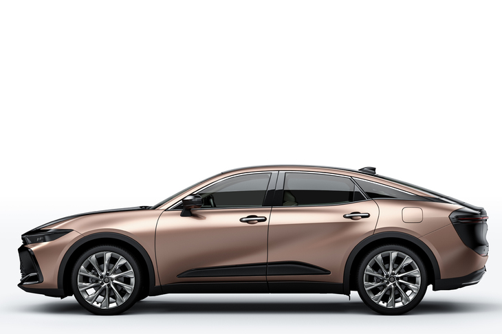 「クラウン クロスオーバー」のサイドビュー。「クラウン スポーツ」には、同車や「ハリアー」などにも用いられている「オロイド」をモチーフにしたデザインが取り入れられている。