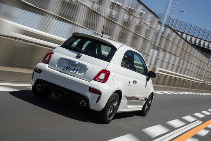 燃費性能は5段MT仕様で13.1km/リッター、5段セミAT仕様で12.6km/リッターとなっている（ともにJC08モード）。