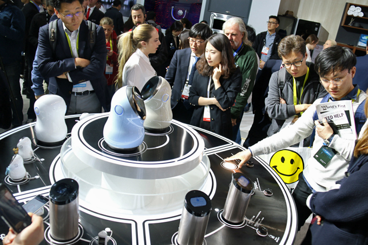 
	大盛況のLGブースにて。同社が公開した家庭用ハブロボットは、多くの来場者の関心を集めていた。アマゾンの人工知能スピーカー「Echo（エコー）」のライバルになりうるか？
	