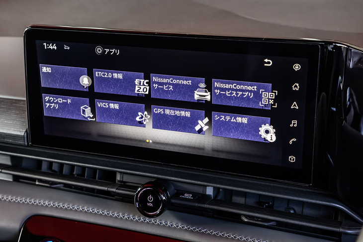 ダッシュボードセンターに置かれた統合型インターフェイスディスプレイ。