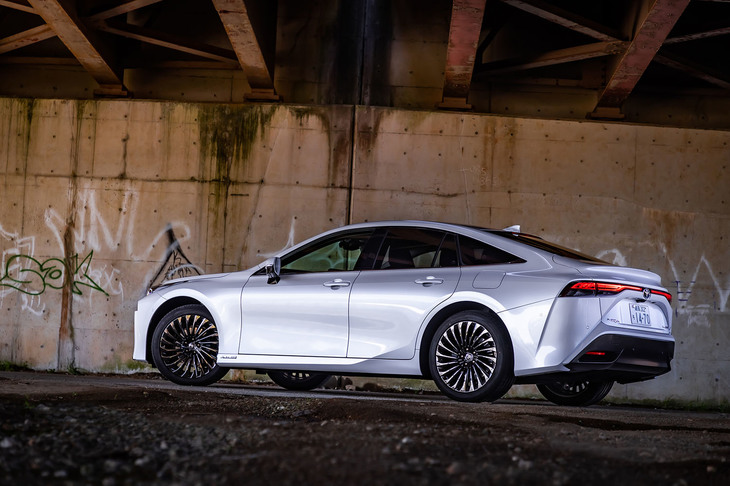 「ミライ」のボディーサイズは全長×全幅×全高＝4975×1885×1470mm、ホイールベースは2920mm。車重は1930kgと発表されている。