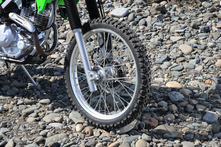 タイヤサイズは前：2.75-21、後ろ：4.10-18。IRCのブロックタイヤが装着される。