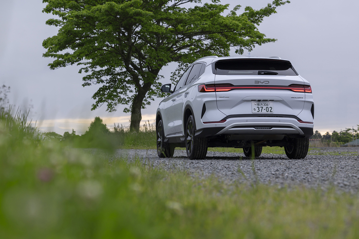 駆動用リチウムイオンバッテリーの容量は18.3kWh。FF車と同容量だが、90kmのEV走行換算距離（WLTCモード）はFF車より10km短い。