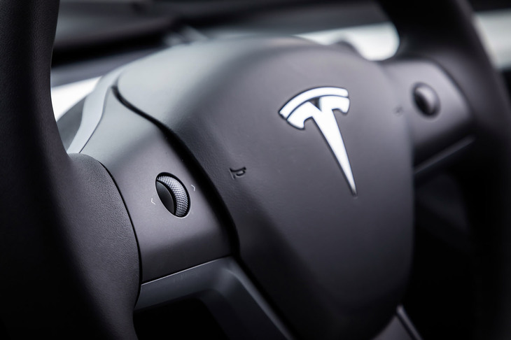 運転席の目前にはメーターやそれを覆うナセルなどもなく、とてもシンプル。シフトセレクターとウインカーレバー以外には、ステアリングホイール上に2つのジョグダイヤルスイッチが備わるのみ。