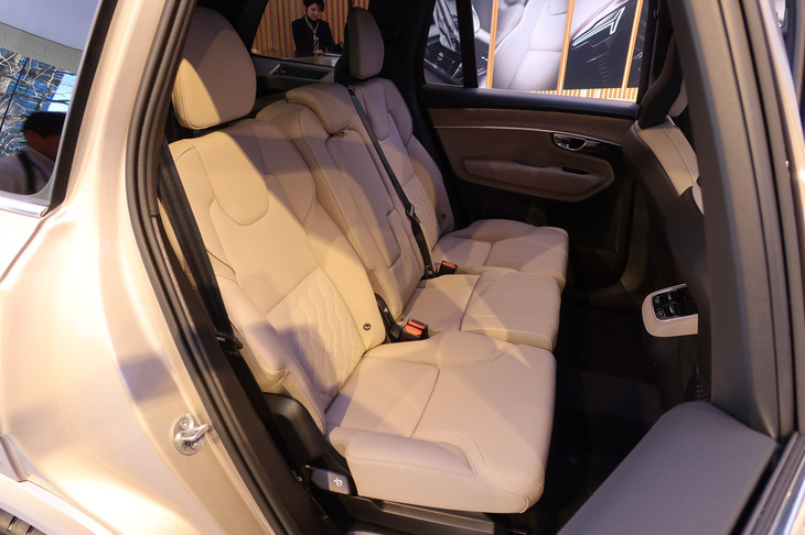 ボルボXC90プラスB5 AWD（2列目シート）