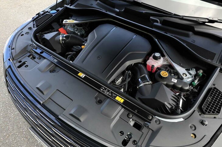 「SV P615」に搭載される、マイルドハイブリッド機構付きの4.4リッターV8ツインターボエンジン。615PSの最高出力と750N・mの最大トルクを発生する。