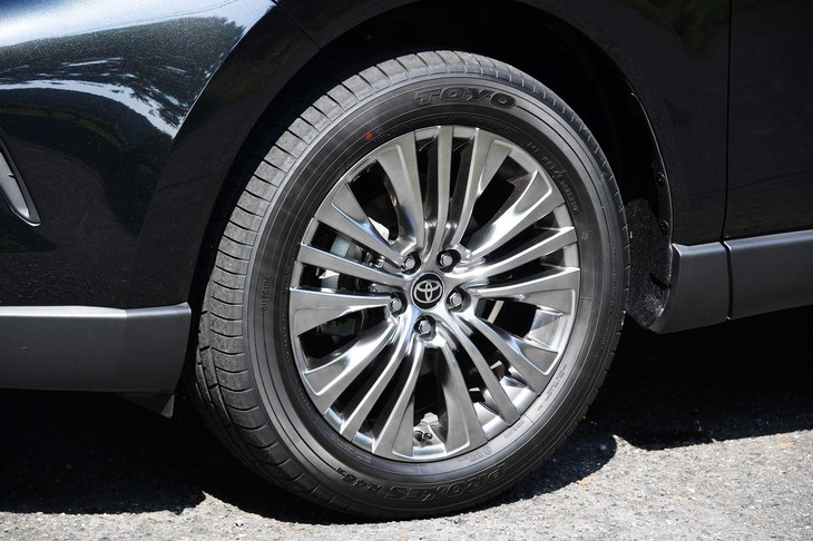 「Z」および「Z“レザーパッケージ”」には、新型「ハリアー」では最大となる19インチアルミホイールが装着される。他グレードのホイール径は、17インチまたは18インチ。