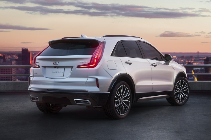 リアコンビランプとバンパーのデザインをリフレッシュ。バンパーに備わるリフレクターは縦型に変更された。新デザインの「20インチダイヤモンドカットアルミホイール」も採用される。