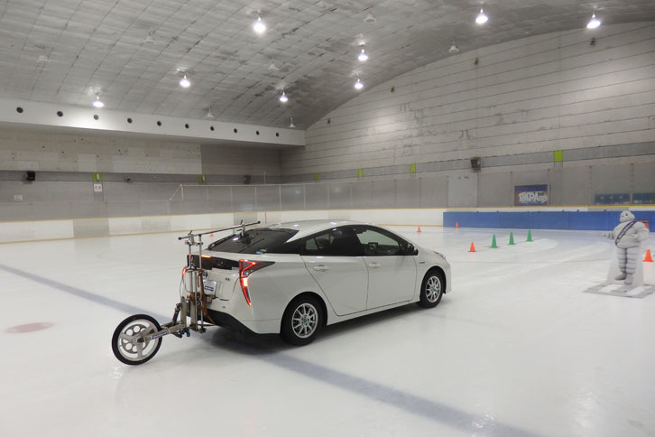 東京のアイススケート場で「X-ICE3＋」の制動テストを行う「トヨタ・プリウス」。この時の室内温度は約5度で、氷温は約－1度。（写真＝webCG）