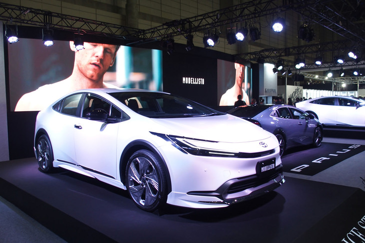 「東京オートサロン2023」のモデリスタブース。新型「トヨタ・プリウス」と、モデリスタが手がけたカスタマイズカーが2台展示された。