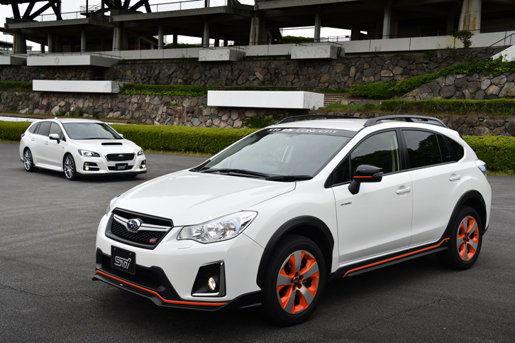 これまでのSTIファンとは異なるユーザー層にアピールすべく開発された「スバルXVハイブリッド tSコンセプト」（写真手前）。