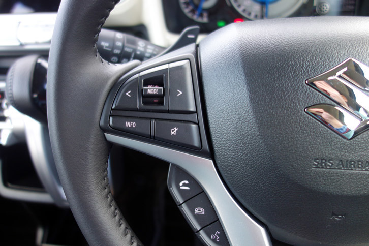 スズキ・クロスビー ハイブリッドMZ（ステアリングホイール）