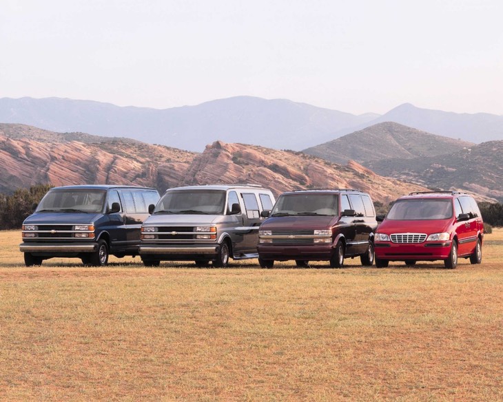 ミニバン発祥の地であるアメリカでは、「通常のバンより小さなバン」という意味でこのジャンル名が付けられた。日本では持て余すサイズの「シボレー・アストロ」（右から2番目）も、フルサイズバンと比べれば小柄に見える。