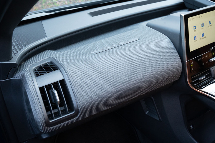 ダッシュボードをファブリック表皮で覆うなど、工夫が凝らされた「ソルテラ」のインテリアだが、その質感はやや素っ気ない。