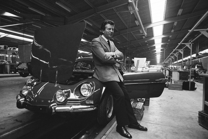 1971年当時のディエップ工場にて、アルピーヌの創設者であるジャン・レデレ氏。新生「A110」の生産は、かつて“オリジナル”のA110がつくられていたのと同じ工場で行われているのだ。