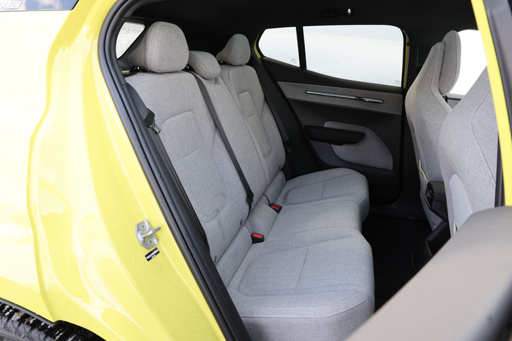 後席のスペースは広いとはいえないが、ヘッドルーム、ニールームともに大人が座れる十分なスペースを確保。背もたれには60：40の分割可倒機構も備わっている。