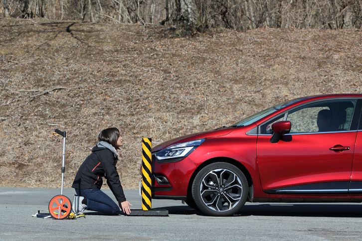 荷室の広さや装備の内容だけでなく、ドライバーズシートからの視界など、実際の使い勝手についても詳細にチェック。（photo：安岡 嘉）