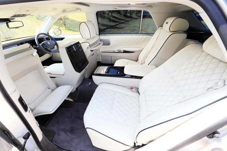 表皮の仕立てはオリジナルでも、ショーファーカーとしての後席の快適装備はきっちりと保たれている。