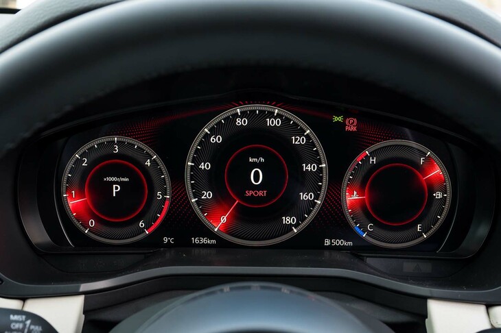 メーターパネルには、「25S Sパッケージ」と「XD SP」を除いて12.3インチのフル液晶メーターを標準で採用。フロントガラス照射タイプのカラーヘッドアップディスプレイも全車に装備される。