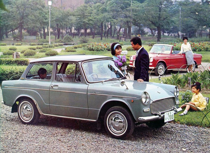 「トヨタ・パブリカ デラックス」。697ccの空冷フラットツインを積んだ小型実用セダン。エンジンのコストだけ考えても、これより3万円高いだけだった「S500」の割安感は強いと思う。