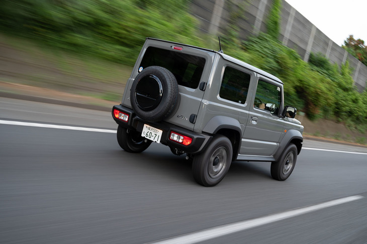 装備が同等のグレード同士を比較した場合、「ジムニー」と「ジムニーシエラ」の差額はどの場合でも18万1500円。中身・外身の違いを思うと、その差額は想像以上に小さい。