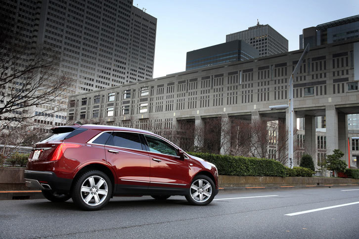 ラインナップ上は「SRXクロスオーバー」の後継モデルにあたる「XT5クロスオーバー」だが、その中身は完全に新設計。運動性能や乗り心地の向上に加え、より高効率なパッケージングも実現している。