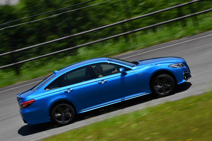 新型では「クラウン」として初めて、6ライトキャビンのデザインが採用された。