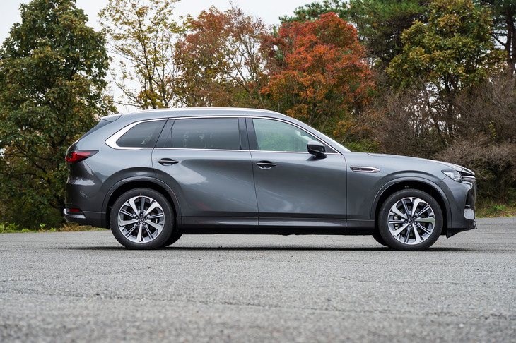 ボディーの全長はほぼ5mの4990mm。3120mmのホイールベースは「トヨタ・センチュリー（セダン）」より30mm大きい。フロントよりもリアのほうがドアが長いクルマはそうそうない。