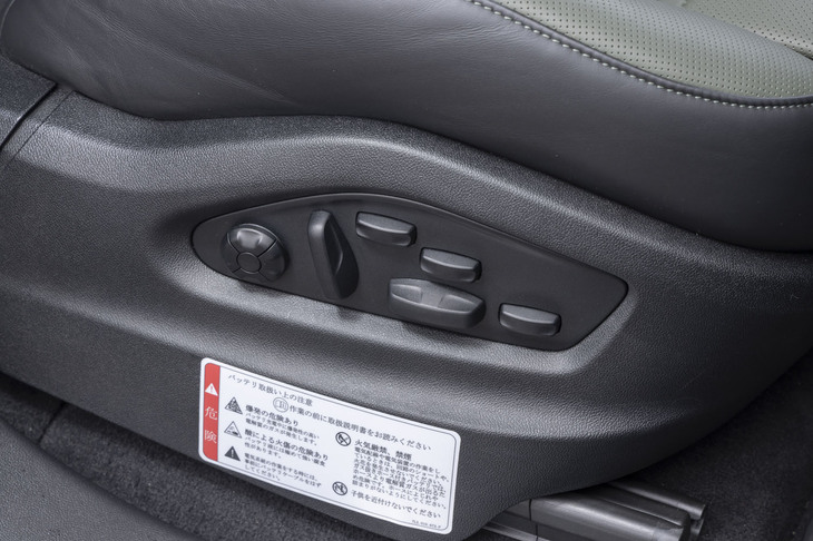 シートの側面には調整するポジションごとに独立したスイッチが備わっている。このあたりがポルシェらしいところだ。