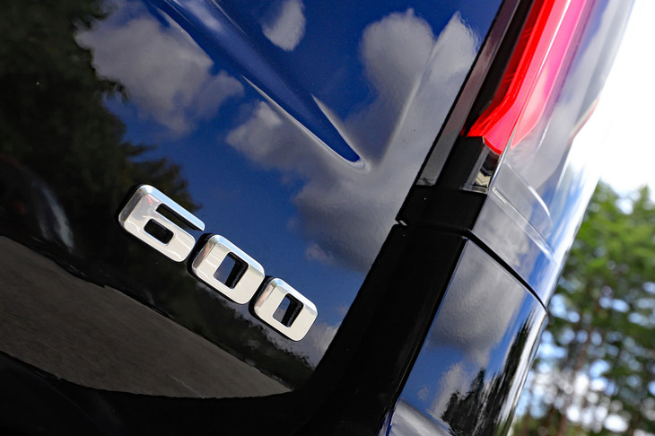 「600」のバッジはV8エンジン搭載車の証し。北米では「デュラマックス」と呼ばれるいすゞ製のディーゼルエンジン（3リッター直6ターボ）も用意される。
