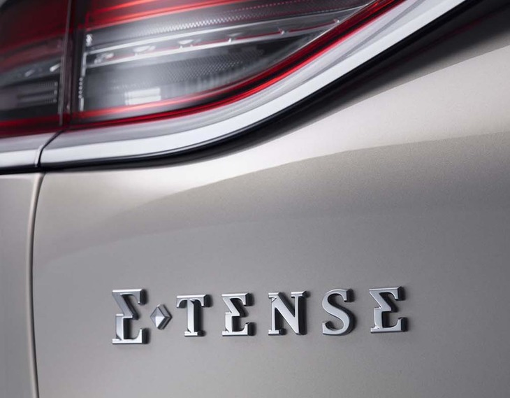 DSブランドの電動化モデルは、BEVもPHEVも「E-TENSE」のグレード名が与えられる。