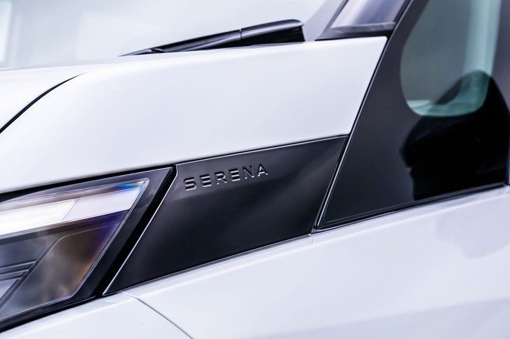 セレナe-POWERハイウェイスターVプロトタイプ（ボディーサイドの「SERENA」エンブレム）