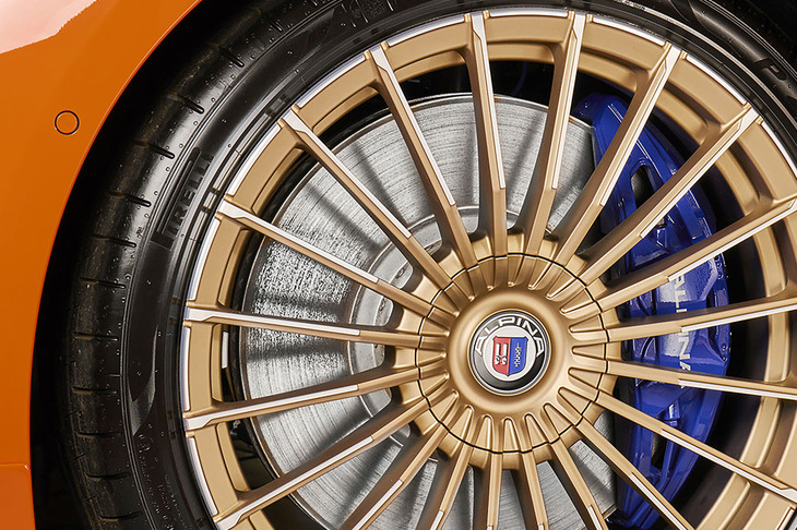 ニコル別注「BMWアルピナB4グランクーペ」に装着される「アルピナクラシック20インチホイール・ゴールド」ホイール。