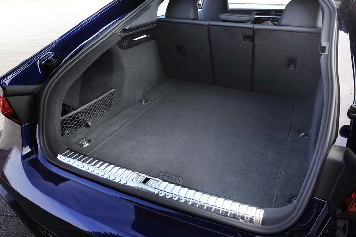 荷室の容量は535～1390リッター。横幅は1050mmが確保されており、ゴルフバッグを横向きに2つ積める。