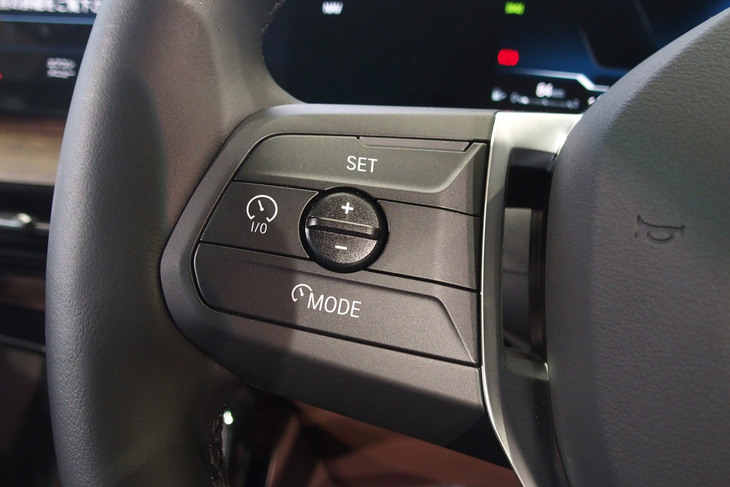 218iアクティブツアラー エクスクルーシブ（ステアリングスイッチ）