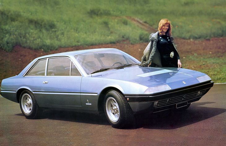 同時代のピニンファリーナデザインの高級クーペの一台である、1972年に登場した「フェラーリ365GT/4 2＋2」。デザイナーはレオナルド・フィオラバンティで、基本的に同じボディーのまま「400」そして「412」へと発展していく。