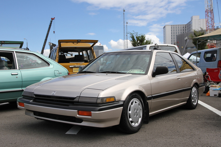 答えは北米仕様の「ホンダ・アコード ハッチバック」。リトラクタブルライトを採用した3代目アコードの3ドアは、日本や欧州向けにはロングルーフの「エアロデッキ」が用意されたが、北米向けはオーソドックスなハッチバックスタイルだった。