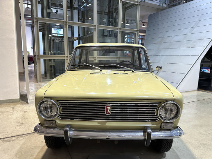 バッジは「FIAT」に替えて、のちの「ラーダ」にも使用されるデザインのものになっている。