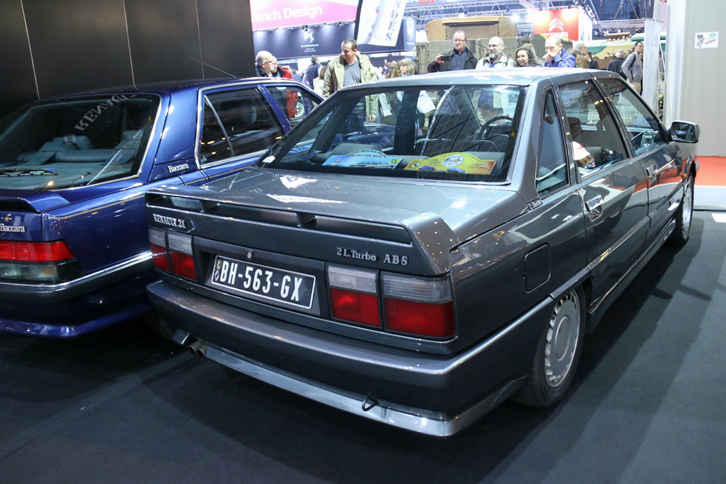 「ルノー21ターボ」（1989年）。ギャレット製T3ターボで過給される2リッター直4エンジンは、最高出力175ps/5200rpmを発生した。ジョルジェット・ジウジアーロによる穏やかなデザインのベルリーヌが最高速227km/hをたたき出すとは、まさに「羊の皮をかぶったオオカミ」。