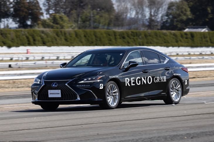 テストコースにて、直線路を往復する「レクサスES」。コースの往路はスムーズな路面、復路は荒れた路面となっており、2つの異なる路面における「レグノGR-XII」と「同GR-XIII」の静粛性の違いを感じ取れた。