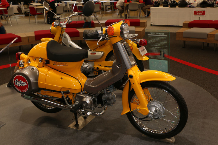 同じく2階ロビーにあった「スーパーカブ50カブラS限定バージョンキット装着車」（1996年）。ホンダアクセス開発の純正ドレスアップキット「カブラ」は、本来オプションパーツだが、同車は新車装着されていた限定モデル。なお現在は、カブラシリーズは絶版となっている。