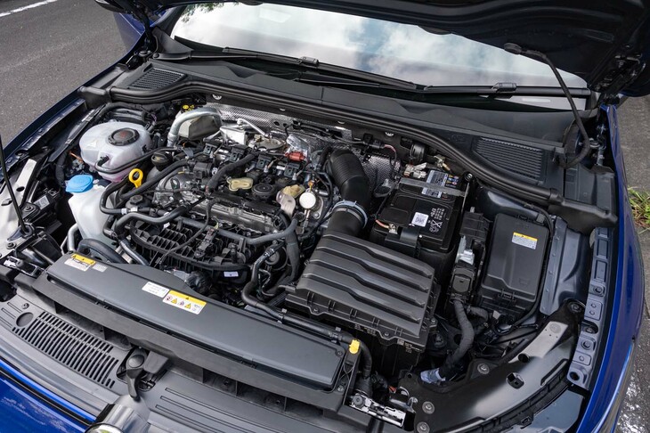 2リッター直4ターボエンジンは最高出力333PS/5600-6500rpmと最大トルク420N・m/2100-5500rpmを発生する。最新の「ゴルフR」ではエンジンカバーが備わらなくなった。