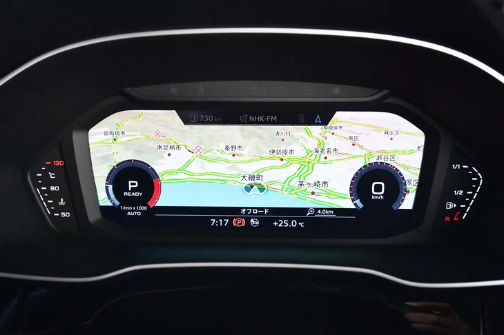 メーターパネルは液晶タイプ。10.25インチの画面にはカーナビの地図を大きく映し出せる。