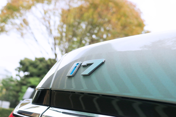 BMW i7 xDrive60eエクセレンス（「i7」ロゴ）